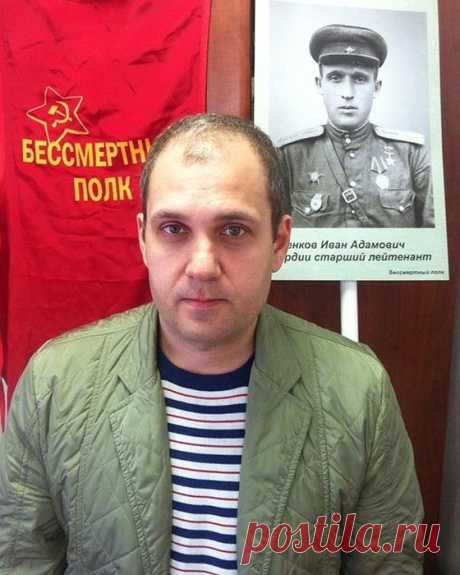 ЭТОТ ЧЕЛОВЕК ПРИДУМАЛ БЕССМЕРТНЫЙ ПОЛК. СЕРГЕЙ ЛАПЕНКОВ, ЖУРНАЛИСТ ИЗ ТОМСКА
а Владимир Путин возглавил полумиллионный &quot;Бессмертный полк&quot; в Москве, 9 мая 2015
*
ОНИ ДОЛЖНЫ ИДТИ ПОБЕДНЫМ СТРОЕМ В ЛЮБЫЕ ВРЕМЕНА!!!!!