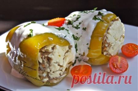 Фаршированные перцы со сметаной в кастрюле Перцы, фаршированные мясом и рисом, приготовленные со сметаной в кастрюле, - это сытное и ароматное блюдо, которое идеально подходит для семейного обеда или ужина. Сочетание нежного мясного фарша, риса и свежих овощей делает это блюдо не только вкусным, но и полезным. Подавайте горячими, полив сметаной, чтобы подчеркнуть их насыщенный вкус.