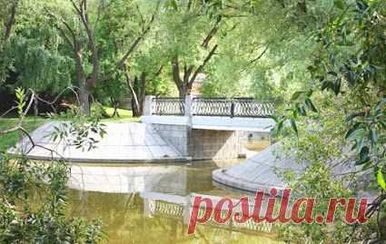 Built on the shores of picturesque Lake ﻿