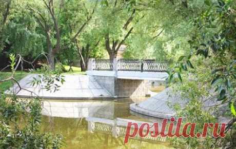 Built on the shores of picturesque Lake ﻿