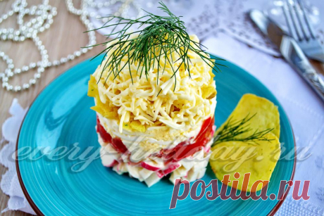Слоеный салат с крабовыми палочками, помидорами и плавленным сыром.