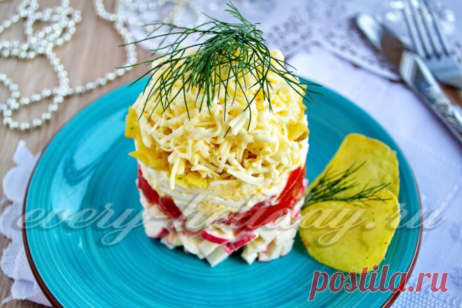 Слоеный салат с крабовыми палочками, помидорами и плавленным сыром.