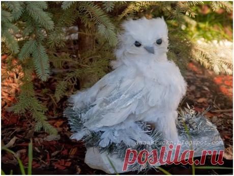 Белая совушка из перьев, пуха и папье маше