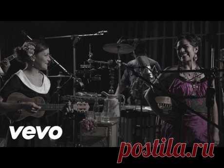 Natalia Lafourcade - La Fugitiva (En Vivo) ft. Lila Downs - YouTube