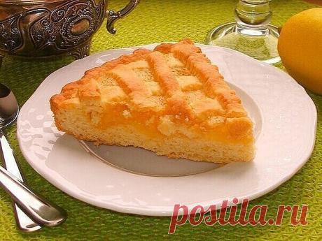 Лимонный пирог – это не только очень вкусно и ароматно. Это еще очень красиво, ярко и солнечно! Такой пирог вмиг поднимет настроение и раскрасит яркими эмоциями любой, даже самый пасмурный день.

Мука — 300 г;
Лимон — 1 шт.;
Масло сливочное — 180 г;
Сахарная пудра — 230 г;
Разрыхлитель теста – 8 г;
Яйцо — 3 шт.

Итак, начинаем готовить пирог лимонный песочный. В большой миске смешиваем муку, разрыхлитель и 100 г сахарной пудры. Оставшиеся 130 г сахарной пудры пойдут в лимо...