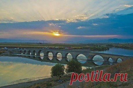 Կարմիր արևն առավոտյան
Պայծառ ցոլաց դեպի Մուշ,
Ծավալվեցավ ծովի նման
Մշու դաշտը քաղցրահուշ։

Նրա շուրջը խոշոր դեմքով
Կանգնած, լեռներն ահագին,
Քնաթաթախ, լուռ աղոթքով,
Նայում են վեր— երկնքին։

Արածանին օձապտույտ
Ծաղկադալար ափերում,
Մշուշի մեջ, ազատ, անփույթ
Խաղ է անում, փրփըրում։

#ՀովհաննեսԹումանյան #Սուլուխիկամուրջ