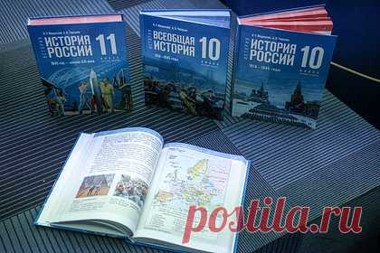 В школьный учебник по истории России внесли больше ста правок. Соавтор нового учебника по истории России для учеников старших классов ректор МГИМО Анатолий Торкунов сообщил, что сейчас идет доработка пособия — во второе издание внесут более ста правок. Об этом он сообщил РБК. «Работа над государственным учебником не прекращается с его выходом из типографии», — сказал он.