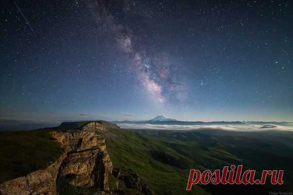 Вид с плато Бермамыт на Эльбрус / Интересный космос