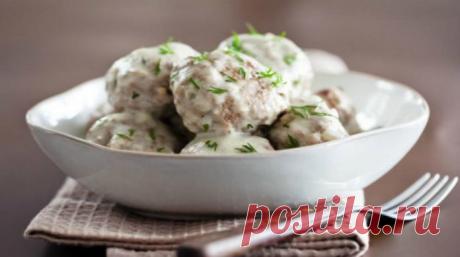 Митболы из индейки под сырно-сливочным соусом - ПУТЕШЕСТВУЙ ПО САЙТУ. Легкое диетическое блюдо, которое быстро готовится и молниеносно съедается! Мясо индейки — очень вкусное и, что самое главное — диетическое и полезное. Готовить из него легко и быстро. Встречайте! Митболы из индейки под сырно-сливочным соусом! Слюнки текут от одного  только названия, не правда ли? Ингредиенты: фарш из индейки — 500 грамм; …