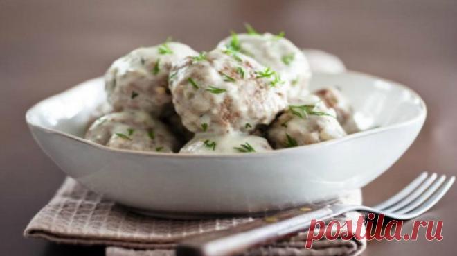 Митболы из индейки под сырно-сливочным соусом - ПУТЕШЕСТВУЙ ПО САЙТУ. Легкое диетическое блюдо, которое быстро готовится и молниеносно съедается! Мясо индейки — очень вкусное и, что самое главное — диетическое и полезное. Готовить из него легко и быстро. Встречайте! Митболы из индейки под сырно-сливочным соусом! Слюнки текут от одного  только названия, не правда ли? Ингредиенты: фарш из индейки — 500 грамм; …