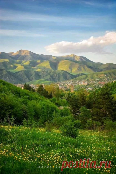 ՈՐԴՈւՍ (ԵՐԿԻՐ ՆԱԻՐՅԱՆ)
Հուզվում եմ որդիս, երբ առաջին անգամ
Բացում ես գիրքը հայոց պատմության
Ուսանիր դու սիրով պատմությունը ազգիդ
Սեպագիր քարերից մինչև մագաղաթ:

Երբ հայն իր կյանքում ազատություն է փնտրել
Հալածանք, արցունք և արյուն է տեսել
Վկա են այսօր տաճարները մեր հին,
Որ քանդել, ավերել ու պղծել է թշնամին:

Չքնաղ իմ երկիր Նաիրյան,
Մեսրոպյան գիրը մեր սրբազան
Խաչքարերն ու վանքերը մեր,
Գիտցիր, որ սուրբ է հողն հայկական: