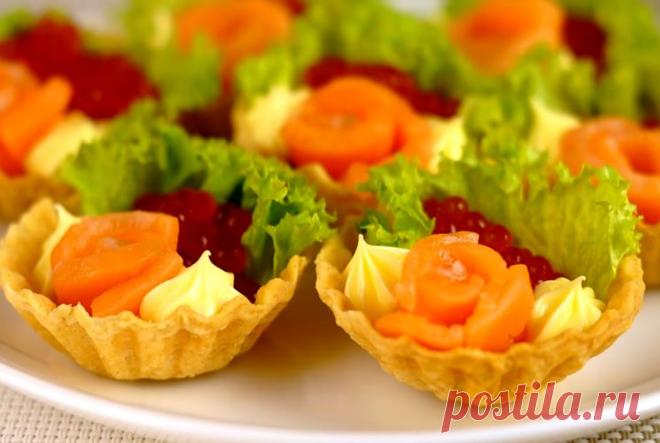 Праздничный рецепт изысканных тарталеток с красной рыбой и икрой Приготовление этого блюда займет у вас минимум времени и сил, есть только одно но — съедят их тоже очень быстро) Зато вам точно скажут: спасибо. Так что давайте знакомиться поближе с нашими закусочными тарталетками.