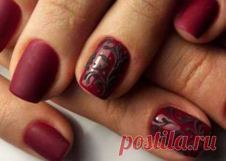 Роскошь в оттенках бордо - 18 примеров новогоднего маникюра на короткие ногти