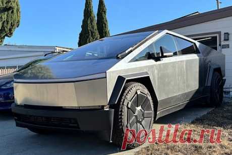 Tesla пригрозила засудить владельцев Cybertruck. Tesla пригрозила засудить владельцев нового пикапа Cybertruck, если те перепродадут автомобиль менее чем через год с момента приобретения. Авторы обратили внимание, что Tesla добавила новый пункт, согласно которому продавший свой электрокар пользователь должен будет выплатить штраф в размере 50 тысяч долларов.