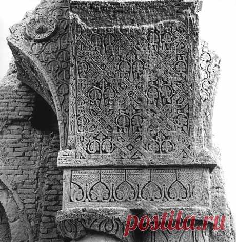 Interior detail showing geometric entrelac of stars on arch soffit, containing leaf and flower motifs carved in relief | Archnet