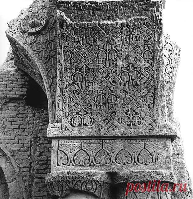 Interior detail showing geometric entrelac of stars on arch soffit, containing leaf and flower motifs carved in relief | Archnet