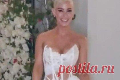 Модель обругали в сети из-за откровенного платья на собственной свадьбе. Австралийская модель Элли Гонсалвес появилась на собственной свадьбе в откровенном наряде и была обругана в сети. 33-летняя манекенщица рассказала, что надела на торжество несколько платьев. Так, в качестве одного из образов она выбрала полупрозрачное корсетное мини-платье с кружевными вставками.