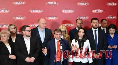 «Мы просим Россию нам помочь»: молдавская оппозиция объединилась в блок «Победа». Во время съезда, который прошёл в Москве, несколько оппозиционных партий Молдавии создали политический блок «Победа». Руководителем исполкома этого объединения стал Илан Шор. В комментарии RT он заявил, что цель новой политсилы заключается в победе на президентских выборах, которые запланированы на 20 октября. По словам Шора, блок «Победа», который выступает за сближение с Россией и ЕАЭС, готовы поддержать около…