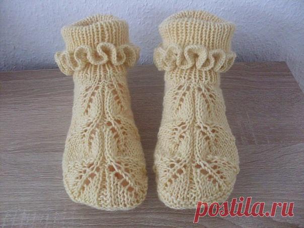 АЖУРНЫЕ ТАПОЧКИ 

Автор Аня Калугина (Шакура) 

Узор: 
Раппорт 28 петель. 

Набрать 28 петель. 
1р. 12 лиц, 2 изн, 12 лиц. 
2,4,6,8,10р по рисунку. 
3р. 8 лиц, 3 вместе с наклоном в право, накид, 1 лиц, накид, 2 изн, надид, 1 лиц, накид, 3 вместе с наклоном в лево, 8 лиц. 
5р. 6 лиц, 3 вместе с наклоном в право, 1 лиц, накид, 1 лиц, накид, 1 лиц, 2 изн, 1 лиц, накид, 1 лиц, накид, 1 лиц, 3 вместе с наклоном в лево, 6 лиц. 
7р. 4 лиц, 3 вместе с наклоном в право, 2 лиц, нак...