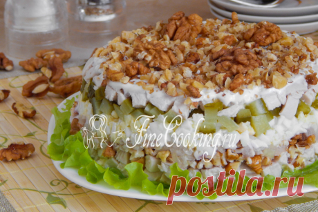 Салат с грецкими орехами и курицей Один из самых простых рецептов вкусных и сытных салатов, который должен особенно понравиться мужчинам.