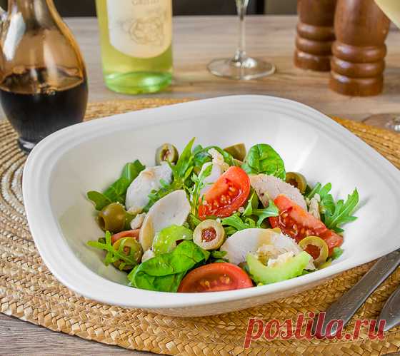 Салат из печеной курицы с оливками и горчичной заправкой на Вкусном Блоге Сегодня будет еще один рецепт-помощник для утилизации остатков еды. На этот раз под раздачу попали куриные грудки, которые остались у меня после запекания целой курицы. Заправка для этого салата – винегрет с двумя видами горчицы – дижонской и зернистой. Для большей ароматики я добавила в заправку еще и немного ворчестера,…