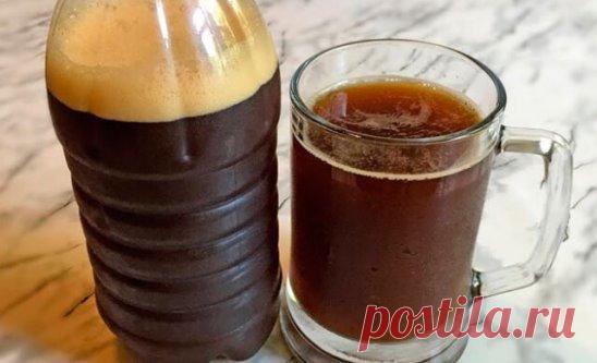 УЖЕ МНОГО ЛЕТ ПОДРЯД ДЕЛАЮ КВАС ПО ОДНОМУ И ТОМУ ЖЕ СТАРОМУ И ДОБРОМУ РЕЦЕПТУ. ОТ БОЧКОВОГО ЕЩЁ НИКТО НЕ ОТЛИЧИЛ!
Когда наступают жаркие весенние или летние деньки, каждый утоляет жажду по-своему: кто-то пьет пенный напиток, кто-то — обычную воду, а кто-то наслаждается вкусным освежающим напитком. Что же это? Это квас.
Пожалуй, именно этот напиток лучше всего подойдет, когда очень хочется пить. Да и пьют его не только малыши, но и их родители и бабушки-дедушки. Кроме обычного напитка из черного