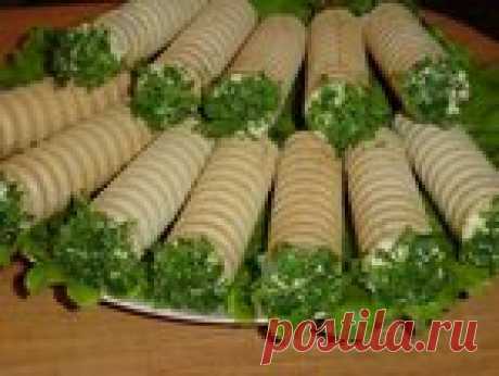 Закусочные трубочки с сыром, орехами и чесноком