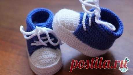 В копилочку любитeлей вязания. Пинетки для самых маленьких.   
 Описание пинеток:
Набрать на спицы 40 петель и вязать подошву платочной вязкой пряжей основного цвета.
1 ряд – кр., все лиц. кр., 3, 5, 7, 9 ряды – как 1 ряд.
2 ряд – кр.,1 лиц, накид, 17 лиц, накид, 2 лиц, накид, 17 лиц, накид, 1 лиц. кр.
4 ряд – кр., 2 лиц, накид, 17 лиц, накид, 4 лиц, накид, 17 лиц, накид, 2 лиц. кр.
6 ряд – кр., 3 лиц, накид, 17 лиц, накид, 6 лиц, накид, 17 лиц, накид, 3 лиц. кр.
8 ряд – кр., 4 лиц,