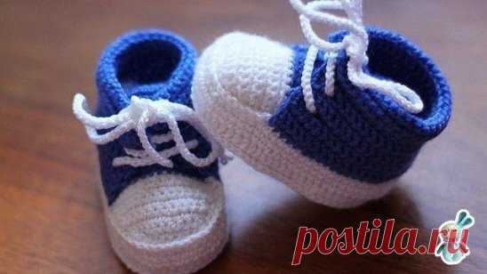 В копилочку любитeлей вязания. Пинетки для самых маленьких.   
 Описание пинеток:
Набрать на спицы 40 петель и вязать подошву платочной вязкой пряжей основного цвета.
1 ряд – кр., все лиц. кр., 3, 5, 7, 9 ряды – как 1 ряд.
2 ряд – кр.,1 лиц, накид, 17 лиц, накид, 2 лиц, накид, 17 лиц, накид, 1 лиц. кр.
4 ряд – кр., 2 лиц, накид, 17 лиц, накид, 4 лиц, накид, 17 лиц, накид, 2 лиц. кр.
6 ряд – кр., 3 лиц, накид, 17 лиц, накид, 6 лиц, накид, 17 лиц, накид, 3 лиц. кр.
8 ряд – кр., 4 лиц,