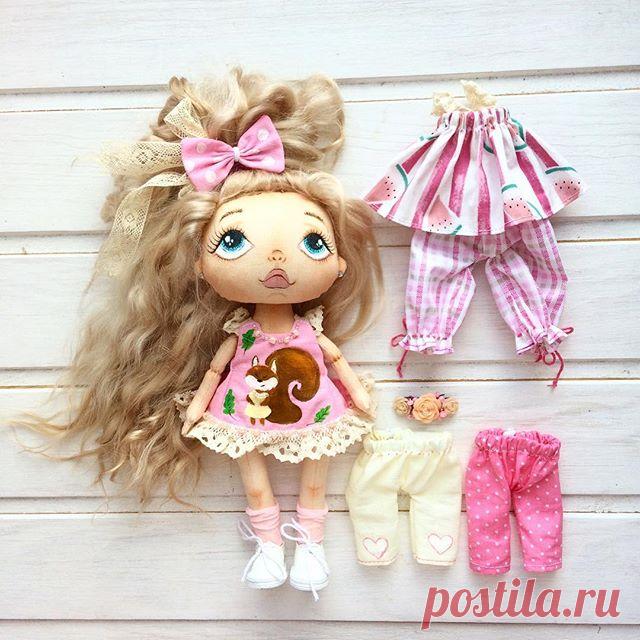 Куколку зовут ЯРОСЛАВА 🏡 Нашла ДОМИК🏡
✅высота 25см
✅ волосы натуральные из козочки💙можно делать причёски✨
✅ Вместе с куклой идут наряды: сарафан с арбузиками, заколочка с цветами, заколочка бантик, платье с принтом белочка и вышито бисером, ботиночки, бриджики 3 штуки , юбка красная из фатина, майка с принтом панда, ободочек ушки панды. Ленточка и резиночки, носочки
🌿за дополнительную плату можно сделать еще наряды на ваш выбор❤️
✅ Цена 3500 рублей и плюс почтовые расх...