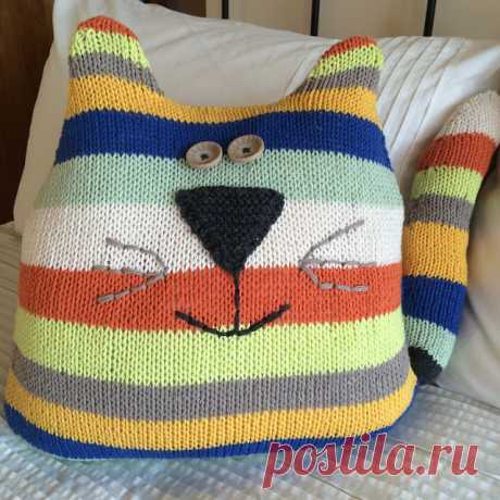 Диванная подушка "Кот". Вяжем из остатков пряжи