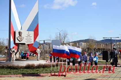 В Чите состоялось открытие памятника Героям России. В Чите прошло торжественное открытие памятника Героям России. Мероприятие состоялось на площади перед спортивно-концертным комплексом «Мегаполис-спорт». На монументе изображены барельефы с лицами трех забайкальских молодых людей из Балея, Чернышевского района и Агинского, которые отдали жизнь ради спасения товарищей.
