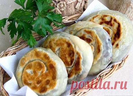 Жареные лепешки с грибной начинкой 

Вкусные лепешки с ароматной начинкой из грибов - отличная альтернатива хлебу. Подавайте лепешки к первым блюдам или в качестве закуски и выпечки к чаю. 
Эти вкусные лепешки можно приготовить с любой начинкой – обжаренным мясным фаршем, сыром или мелко порезанными овощами.
Показать полностью…