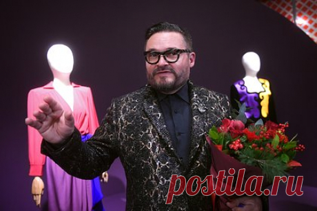 Александр Васильев раскрыл способы подобрать одежду подходящего цвета. Российский историк моды, искусствовед и театральный художник Александр Васильев раскрыл способы подобрать одежду подходящего цвета. В первую очередь, по заявлению эксперта, помогут определиться с оттенками ткань или бумага теплых и холодных цветов. Он порекомендовал прикладывать выбранный предмет к лицу без макияжа.
