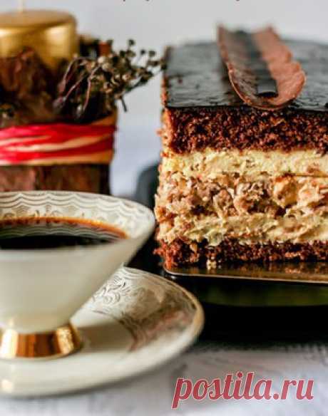 Торт с заварным кремом, прослойкой из орехового безе и с шоколадными вафлями.
