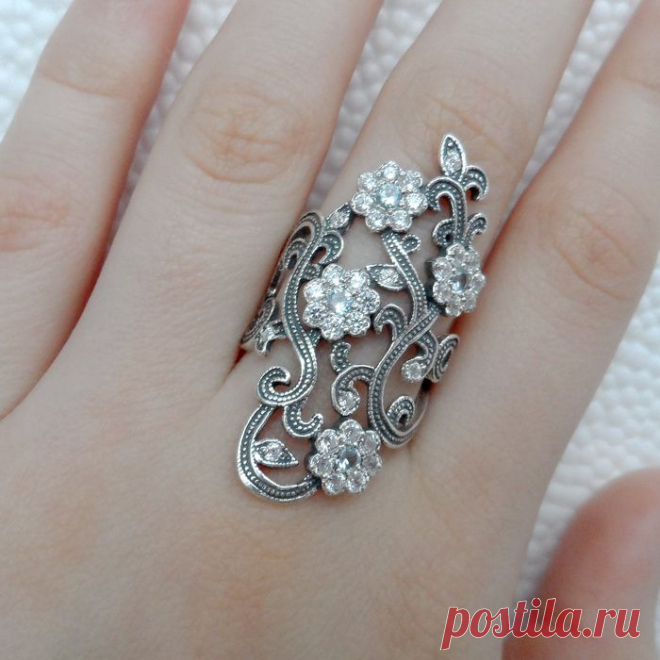 Серебряное кольцо с голубой шпинелью и фианитами