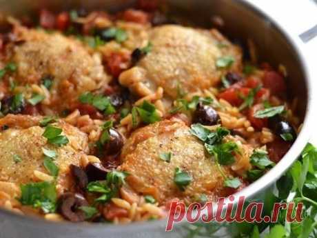 Окорочка, запеченные в духовке с рисом

Ингредиенты:
4 куриных бедрышка с косточками и кожей;
соль и перец (черный или красный) – по вкусу;
1 ст. ложка растительного масла;
4 зубчика чеснока;
1 банка (350 мл) консервированных нарезанных помидоров;
10 черных оливок без косточек;
0,5 ч. ложки хмели-сунели;
2 чашки куриного бульона;
1 стакан длиннозерного риса;
маленький пучок петрушки (по желанию).

Приготовление:
Куриные бедра промываем под проточной водой и обсушиваем при ...