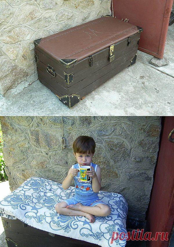 Ребенок на даче. Сундук для сокровищ. 
Ящик покрасили в темно-коричневый цвет, металлические уголки почистили, выкрасили в черный цвет и водрузили по углам ящика. На торцевые стенки прикрутили ручки и ящик стал походить уже не на просто ящик, а на сундук.