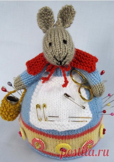 Вязание игольницы Rowena Rabbit Вязание игольницы Rowena Rabbit. Крольчиха Ровена будет вам отличным компаньоном при шитье: она будет держать иголки и булавки, под лапкой у нее поместятся ножницы, а наперсток – в корзинке.
