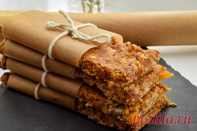 Овсяные батончики с сухофруктами - СделаемВкусно.ру Овсяные батончики с сухофруктами — питательно, вкусно и полезно. А вы никогда не думали, что их можно приготовить дома, самостоятельно?