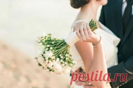 Свадьба в 2017 году. Мнение астрологов, приметы и традиции.

Заканчивается тяжелый високосный год и на смену ему идет новый 2017 год – год Огненного Петуха. Как будет складываться жизнь тех, у кого свадьба в 2017 году? Что говорят астрологи…