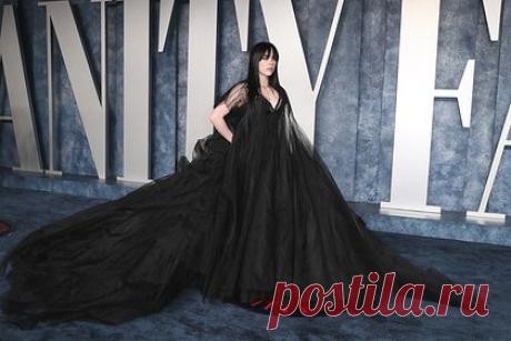 Билли Айлиш ответила на критику своей фигуры. Американская певица Билли Айлиш ответила на слова хейтеров, которые регулярно нелестно высказываются по поводу ее фигуры и стиля. 21-летняя знаменитость призналась, что не смогла бы перенести подобный шквал критики в более молодом возрасте. По словам Айлиш, сейчас она любит себя намного больше.