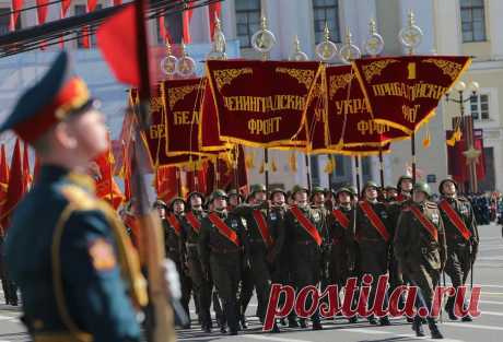 САНКТ-ПЕТЕРБУРГ, 9 мая. 10:38  /ТАСС/. На Дворцовой площади Петербурга проходит парад, посвященный 70-летию победы в Великой Отечественной войне, передает корр. ТАСС. / Военный парад, посвященный 70-й годовщине Победы, в Санкт-Петербурге. © Руслан Шамуков/ТАСС  | ТАСС: Общество - На Дворцовой площади Петербурга проходит парад Победы