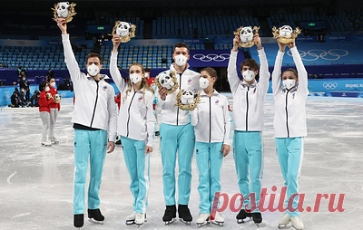 Командная работа. Российские спортсмены завоевали две медали по итогам дня на Олимпиаде. Фигуристы стали чемпионами в командном турнире, прыгуны на лыжах с трамплина завоевали серебро в смешанных командных соревнованиях