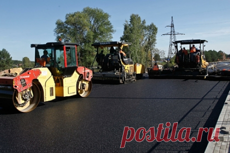 Строительство российской трассы подорожало на сотни миллиардов рублей. Строительство скоростной автотрассы М12 Москва — Казань подорожало на 200 миллиардов рублей по сравнению с изначально запланированной суммой в 623 миллиарда рублей. Об этом заявил вице-премьер России Марат Хуснуллин. Он пояснил, что это связано с ростом стоимости металла и ростом зарплат строителям.