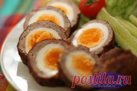 Зразы с яйцом — являются мясным блюдом, родиной которого считается литовская, польская, украинская и белорусская кухня. Зразы с яйцом довольно сытное и калорийное блюдо, довольно таки простое в приготовлении и не требующее особых навыков в кулинарии. Подаются такие зразы обычно с легкими гарнирами, например с сырыми овощами или легкими салатами.