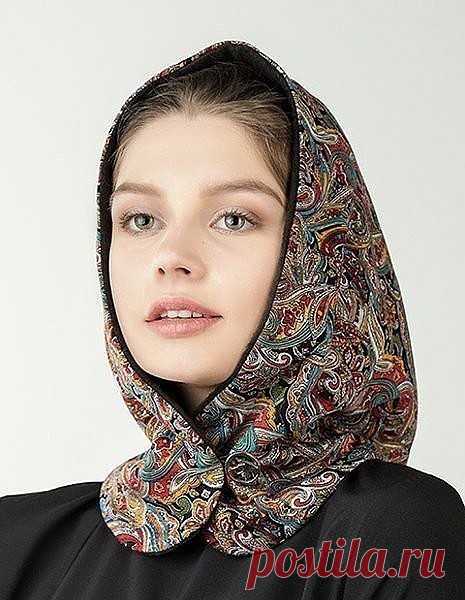 Оригинальный и удобный головной убор можно сшить своими руками. Идея для тех, кто не любит шапки.
Эта выкройка состоит из трех деталей: двух боковых и задней. Вытачку делаем по желанию.
Для каждого слоя необходимо выкроить 1 деталь вставки и 2 боковые детали. Швы можно не обрабатывать, поскольку в готовом изделии их будет не видно. Это удобно для тех, кто не обзавелся оверлоком или машиной со строчкой зигзаг. Петельку вшивайте сразу с правой стороны до выворачивания изде...