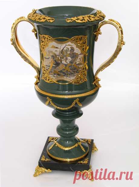 Ваза из яшмы"мифы древней греции".Выполнена в технике Златоустовской гравюры на стали.