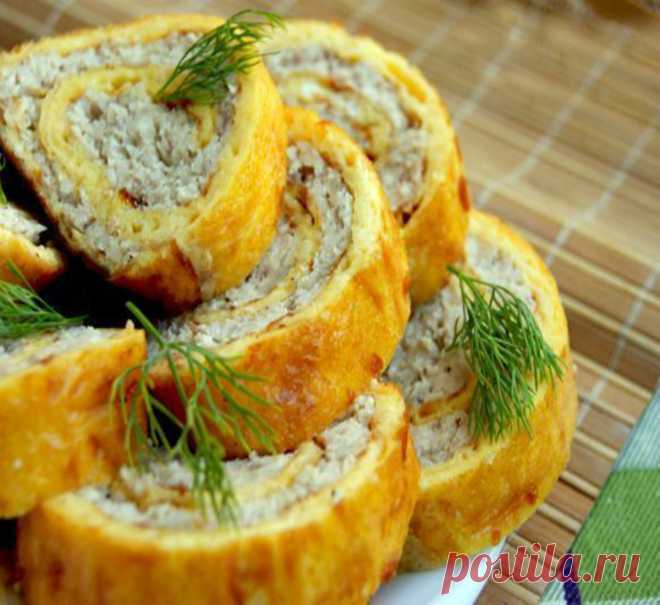Куриный рулет

Это не просто куриный рулет, это наивкуснейший куриный рулет!
А какой он сочный! Вкусен как в горячем так и в холодном виде, но считается холодной закуской.

Противень у меня небольшой (35х28 см). Поэтому даю пропорции, как готовила я.

Понадобится:

Для омлета:
3 яйца
100 г любого твердого сыра
100 г майонеза
1 ст.л. манки

Для начинки:
300-350 г куриного фарша
2 большие луковицы
соль, перец

Приготовление:

Омлет:
Яйца, майонез, сыр (потереть на терке), ма...