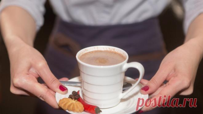 То вред, то польза: как кофе водит ученых за нос Кофе давно водит ученых за нос. Судя по количеству легенд, развенчанных мифов, сенсационных открытий, опровергающих друг друга, этот, казалось бы, простой, но непостижимый напиток претендует на звание одной из главных загадок цивилизации. В СМИ регулярно появляются все новые и новые публикации то о пользе, то о вреде кофе. Очевидно, что среди ученых «согласья нет» - их споры становятся все «крепче и жарче».  Журналисты интер...